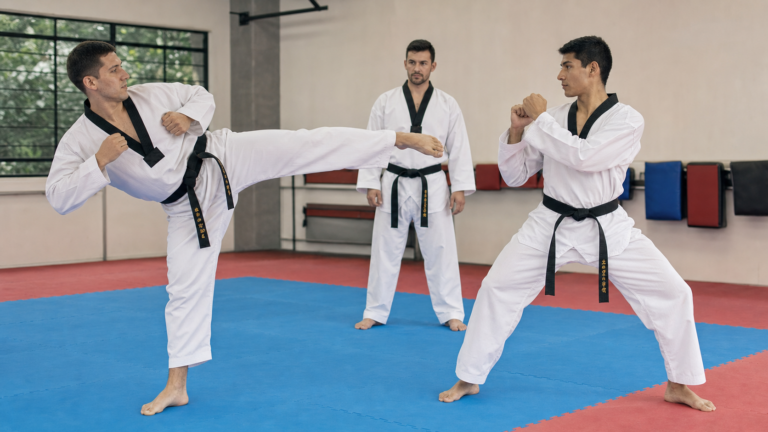 Practicantes de Taekwondo realizando Kyorugui controlado en dojang