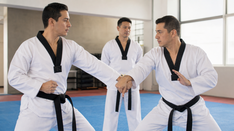 Practicantes de Taekwondo demostrando Hoshinsul de forma controlada en dojang